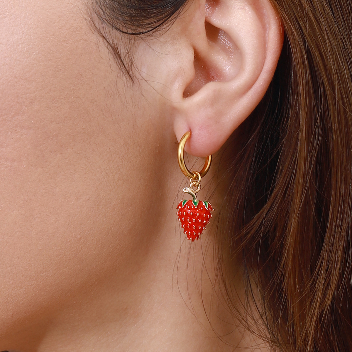 Elenys Sweet Strawberry – pozlacené náušnice s jahůdkou